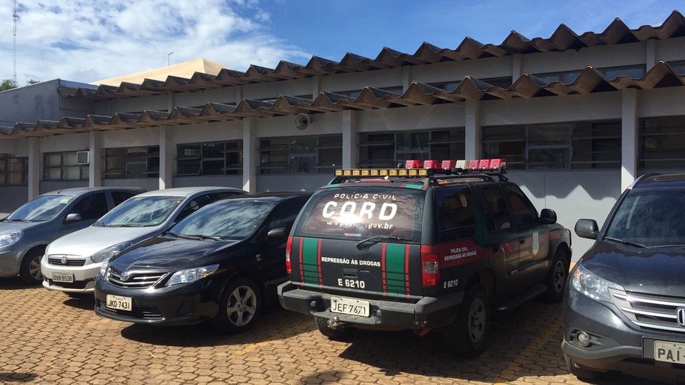 Carro policial em frente a posto de saúde de São Sebastião, no DF (Foto: Clara Franco/TV Globo)