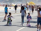 Glória Maria passeia com as filhas em domingo de sol no Rio