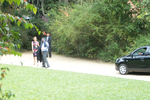 Ana Furtado e Boninho chegam para o casamento de Pedro Bial (Foto: Marcello Sá Barreto / AgNews)