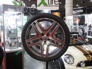 Pregos e ferramentas fincadas em pneu na AutoEsporte ExpoShow (Foto: Daniel Lomonaco/G1)