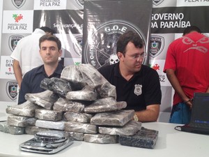 Polícia apreendeu 20 kg de maconha e prendeu dois suspeitos na Paraíba (Foto: Walter Paparazzo/G1)