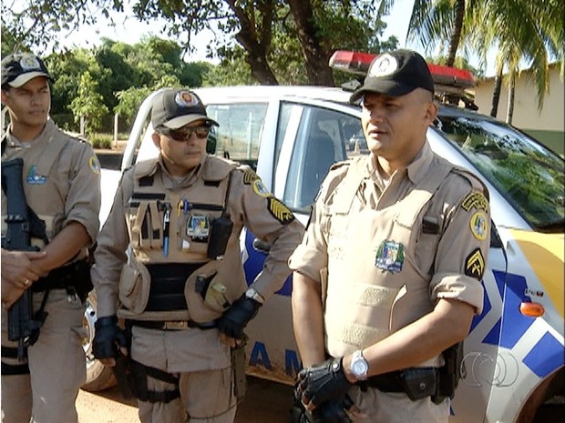 Policiais militares prenderam o falso oftalmologista (Foto: Reprodução/TV Anhanguera)