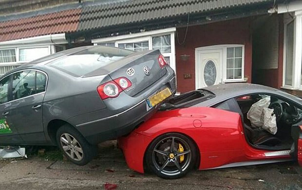 Britânico bateu Ferrari avaliada em R$ 1,2 milhão que havia alugado para casamento (Foto: Reprodução/Twitter/Bedfordshire)