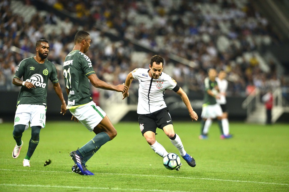 Rodriguinho em ação durante Corinthians x Chapecoense (Foto: Marcos Ribolli)