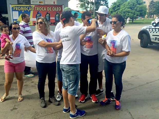 Familiares amparam o pai de Lucas da Luz Alves, que passou mal em protesto contra a libertação do frentista que matou o adolescente de 15 anos durante protesto contra o aumento da gasolina fazem protesto contra a libertação do suspeito (Foto: Luciana Amaral/G1) Familiares amparam o pai de Lucas da Luz Alves, que passou mal em protesto contra a libertação do frentista que matou o adolescente de 15 anos durante protesto contra o aumento da gasolina fazem protesto contra a libertação do suspeito (Foto: Luciana Amaral/G1)