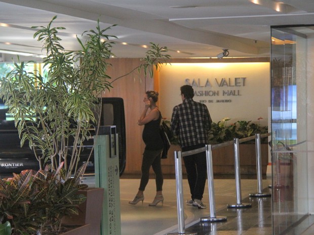 Luciano Szafir com a namorada, Luhanna Melloni, em shopping no Rio (Foto: Daniel Delmiro/ Ag. News)