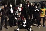 Neymar posta foto com mascarados na Espanha: "Somos do carnaval"