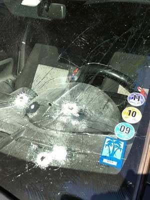 Carro foi atingido por disparos de policiais militares (Foto: Letícia Macedo/G1)