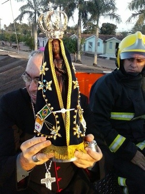 Dom Lucena segura a imagem peregrina de Nossa Senhora Aparecida em Mari (Foto: Sílvia Torres/TV Cabo Branco)