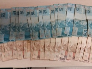 Dinheiro estava em envelope e foi retirado do cofre da empresa (Foto: Polícia Civil/Divulgação) Dinheiro estava em envelope e foi retirado do cofre da empresa (Foto: Polícia Civil/Divulgação)
