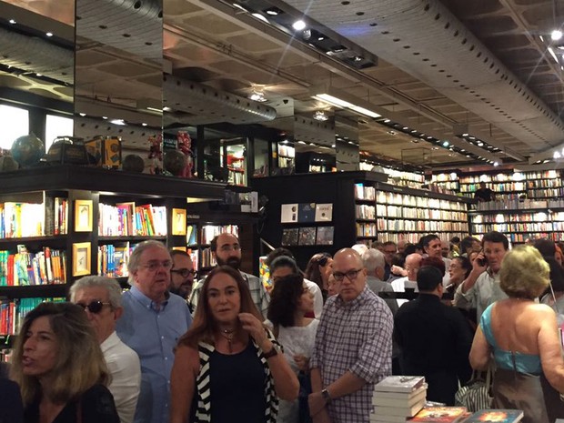 Fila de autógrafos no lançamento do livro Enquanto houver champagne, há esperança” (Foto: Patrícia Teixeira/G1) Fila de autógrafos no lançamento do livro Enquanto houver champagne, há esperança” (Foto: Patrícia Teixeira/G1)