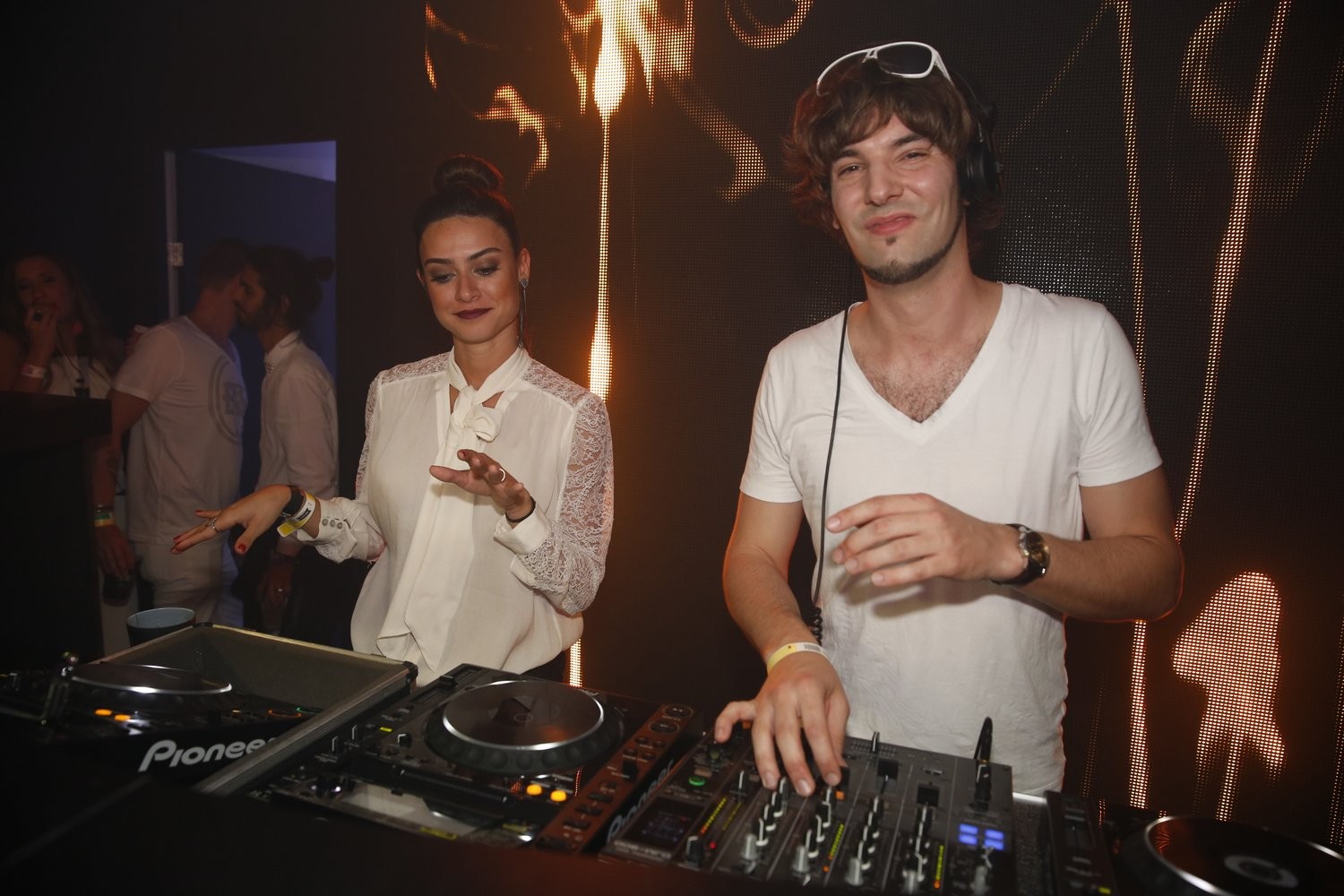 A atriz com o DJ holandês Eelke Kleijn (Foto: Felipe Panfili e Leo Franco/AgNews)