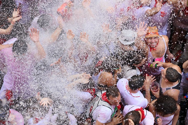 Esta festa remonta a tempos medievais e combina procissões religiosas, danças tradicionais, shows e consumo de muito álcool (Foto: Cesar Manso/AFP)