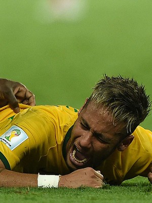 Fratura na vértebra após 
joelhada tira Neymar da Copa (Odd Andersen / AFP Photo)