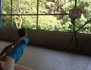 Felipe joga basquete pela primeira vez no Esporte e Cidadania, no Tocantins (Foto: Vilma Nascimento/ GE TO)