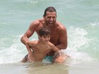 Paizão! Henri Castelli se diverte no mar com o filho