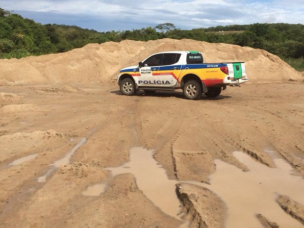 Policia Militar de Meio Ambiente aprende areia irregular em Itapecerica (Foto: Polícia Militar de Meio Ambiente/Divulgação) Policia Militar de Meio Ambiente aprende areia irregular em Itapecerica (Foto: Polícia Militar de Meio Ambiente/Divulgação)