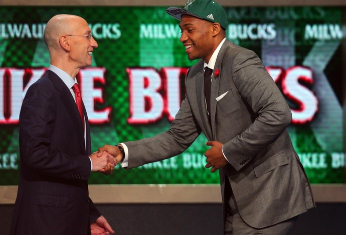Jabari Parker e Adam Silver segunda escolha do Draft da NBA Bucks (Foto: Reuters) Jabari Parker e Adam Silver segunda escolha do Draft da NBA Bucks (Foto: Reuters)