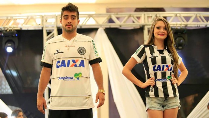 Filipe André desfila com segunda camisa do ASA (Foto: Divulgação / ASA)