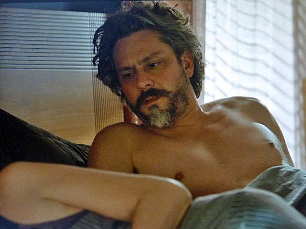 José Alfredo não entende nada quando encontra Marta ao seu lado na cama (Foto: Império / TV Globo)