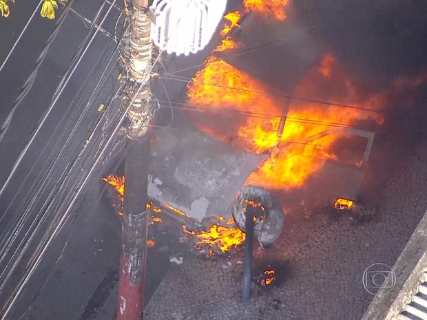 Incêndio atingiu um telefone público, que estava próximo do local (Foto: Reprodução/ TV Globo)