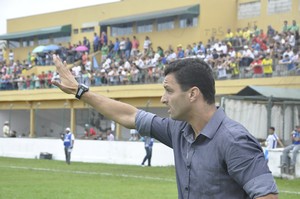 Júnior Rocha orienta os jogadores do Luverdense durante a derrota para o Cuiabá (Foto: Christian Guimarães)