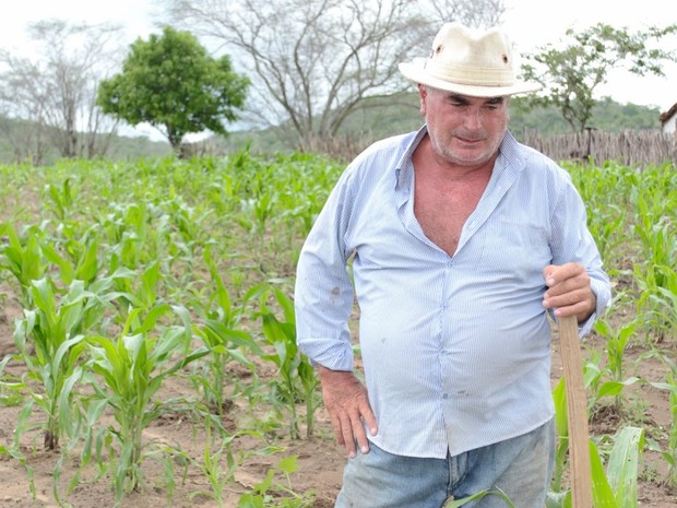 O produtor José Filho chegou a ter 90 cabeças de gado há cinco anos, antes da pior seca do Ceará em 100 anos, hoje ele tem menos de 10. Sem condições de manter o gado, eles foram vendidos para o abate por menos da metade do preço. As chuvas desse ano aind (Foto: Andre Teixeira/G1)