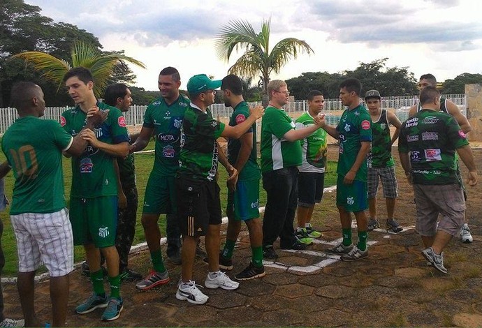 Ale, Clebão, Ernando e Renan Dourado cumprimentam torcida no CT Uberlândia Esporte Clube (Foto: Lucas Papel)