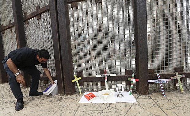 Cerca entre San Diego e Tijuana, no México (Foto: Gregory Bull/AP)