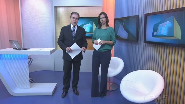 Tony Lamers e Vanessa Machado apresentam o Jornal da Tribuna (Foto: Reprodução/TV Tribuna)