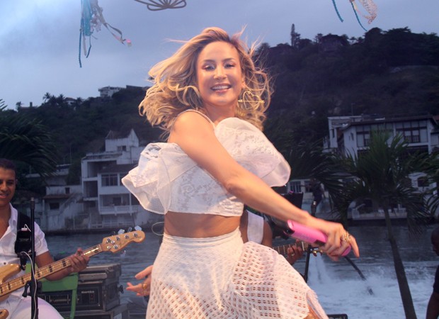 Claudia Leitte Exibe Pernas Torneadas Em Show Em Praia Carioca Quem