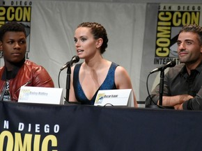Da esquerda para a direita, John Boyega, Daisy Ridley e Oscar Isaac participam do painel de 'Star Wars: O Despertar da Força' na San Diego Comic-Con 2015 (Foto: Richard Shotwell/Invision/AP)