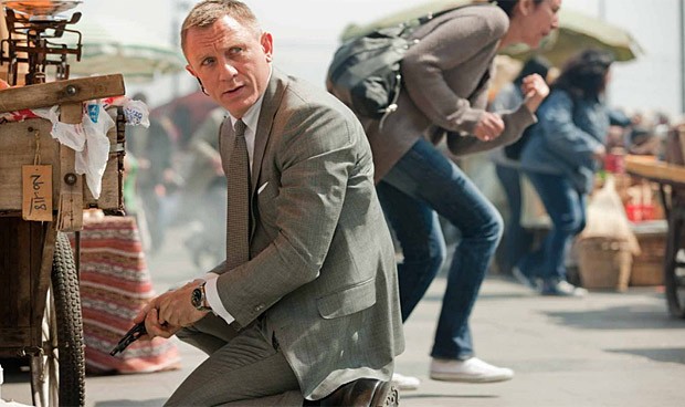 Sim, Bond usa gravata de crochê e o relógio no pulso é um Omega… (Foto: Divulgação)