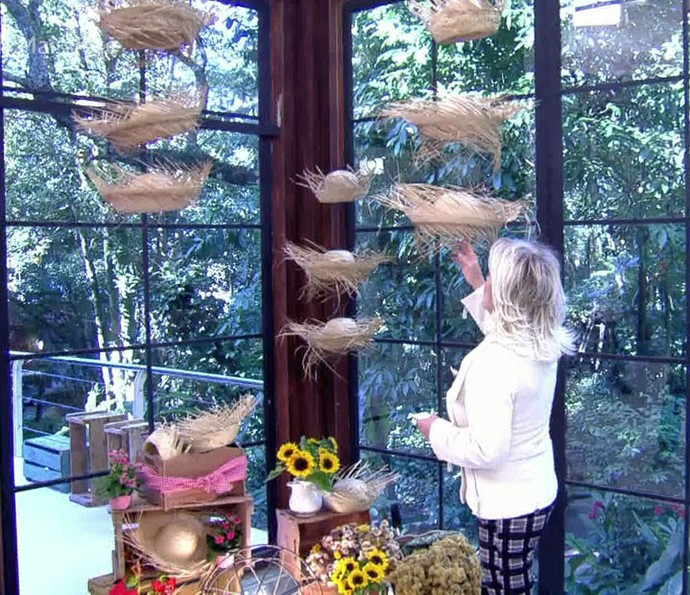 Pendure vários chapéus de palha com uma linha, deixando um espaço entre eles, em um canto da sua casa (Foto: TV Globo)