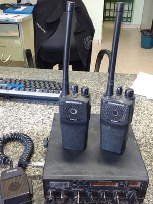 Rádios que imitavam a frequência dos da Polícia Militar do DF (Foto: Polícia Militar/Divulgação)