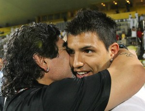 Agüero e Maradona em jogo do Al Wasl (Foto: EFE)