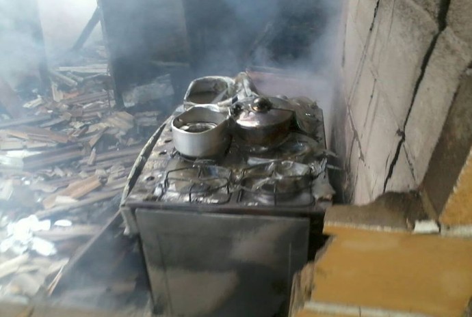 Casa incendiada dos pais dos irmãos Falcão (Foto: Divulgação/Bombeiros Voluntários de Santa Maria de Jetibá)