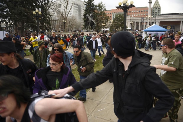 Três pessoas foram baleadas em marcha da maconha nos EUA (Foto: Joe Amon/Denver Post/AP)
