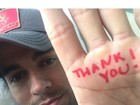 Enrique Iglesias escreve recado na mão para fãs após acidente: 'Obrigado'
