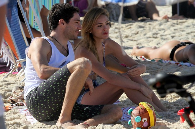 Isabelle Drummond grava na praia (Foto: AgNews/Dilson Silva)
