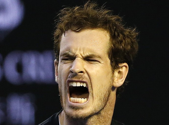 Andy Murray se irrita durante jogo contra Novak Djokovic (Foto: REUTERS/Issei Kato)