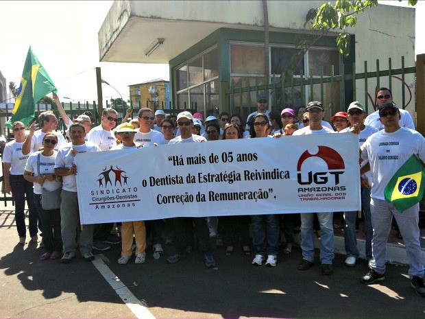 Dentistas grevistas permanecem acampados defronte à Prefeitura de Manaus (Foto: Girlene Medeiros G1/AM)