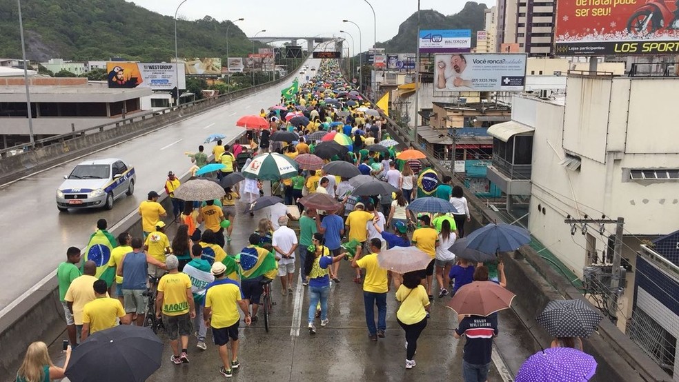 Grupo atravessa ponte que liga Vila Velha a Vitória em ato pela Lava Jato neste domingo (4) (Foto: Fabio Linhares/TV Gazeta)