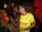Ex-BBB Angélica Ramos beija namorado após desfile da Tom Maior