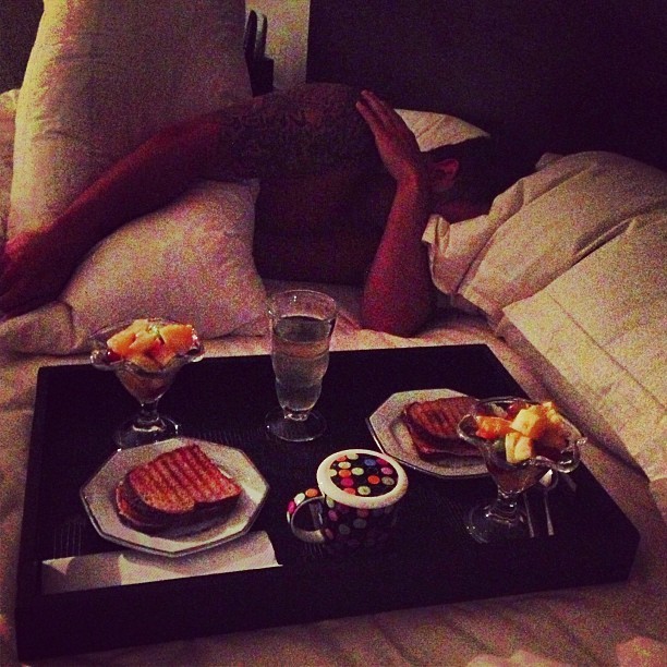 Ex-BBB Mayra Cardi faz foto do marido dormindo e leva café da manhã na cama (Foto: Instagram)
