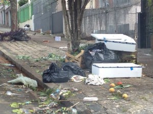 Lixo acumulado em rua do bairro Água Verde, em Curitiba  (Foto: Sérgio Tavares / G1)