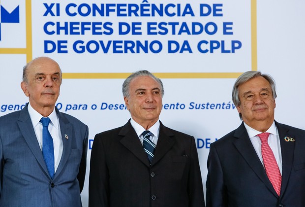 O presidente Michel Temer (centro), entre o ministro José Serra (esq.) e o secretário-geral eleito da ONU, Antonio Guterres, durante conferência da CPLP, em Brasília (Foto: Carolina Antunes/PR)