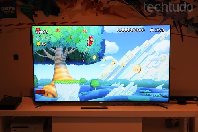 Tanto para jogos, como para filmes a qualidade da imagem é muito boa; com cores vivas e bom controle do contraste e brilho (Foto: Rodrigo Bastos/TechTudo) Tanto para jogos, como para filmes a qualidade da imagem é muito boa; com cores vivas e bom controle do contraste e brilho (Foto: Rodrigo Bastos/TechTudo)