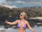 Britney Spears exibe boa forma e pula de biquíni em praia no Havaí