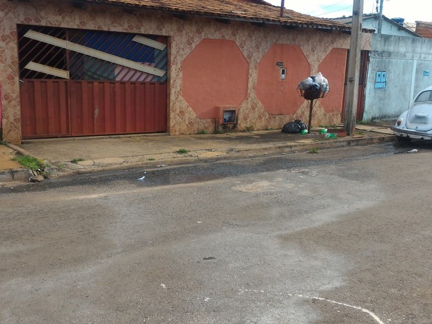 Adolescente de 15 anos é morta a facadas em rua do Bairro da Vitória, em Goiânia Goiás (Foto: Vanessa Martins/G1)